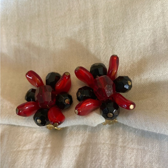 Hattie‎ Carnegie Vintage Red & Black Lucite Beads Cluster Clip on Earrings - Picture 3 of 6
